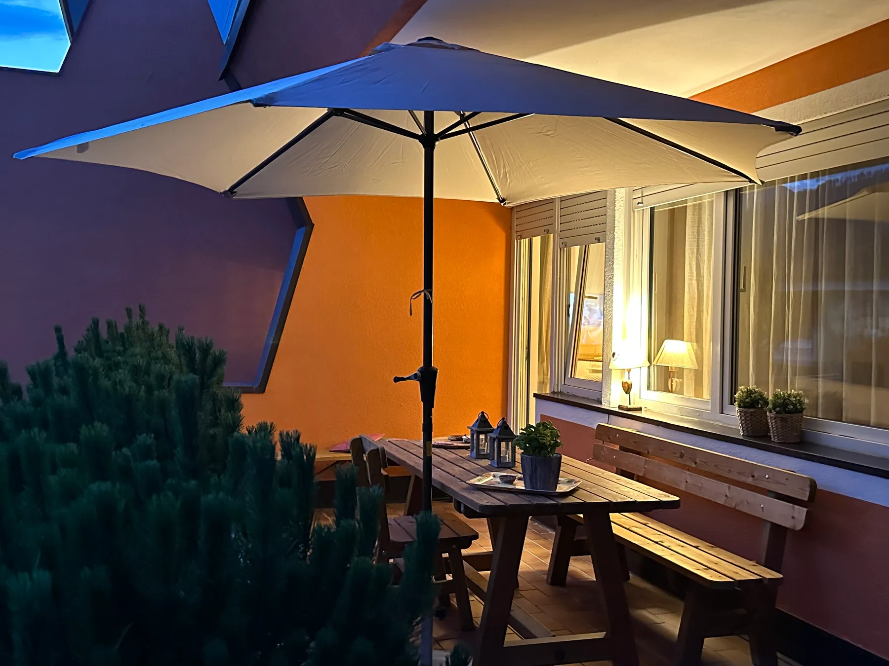 Tu casa en el centro, con las montañas delante.